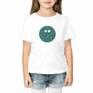 Enfant portant le t-shirt Georges de MaKe, coloris blanc