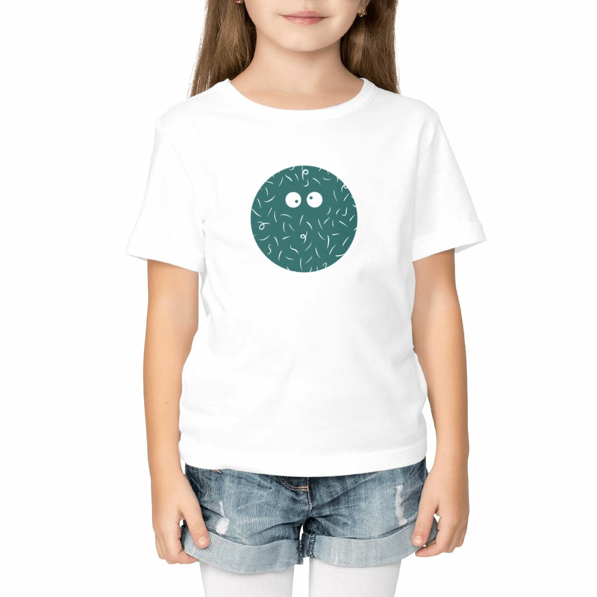 Enfant portant le t-shirt Georges de MaKe, coloris blanc
